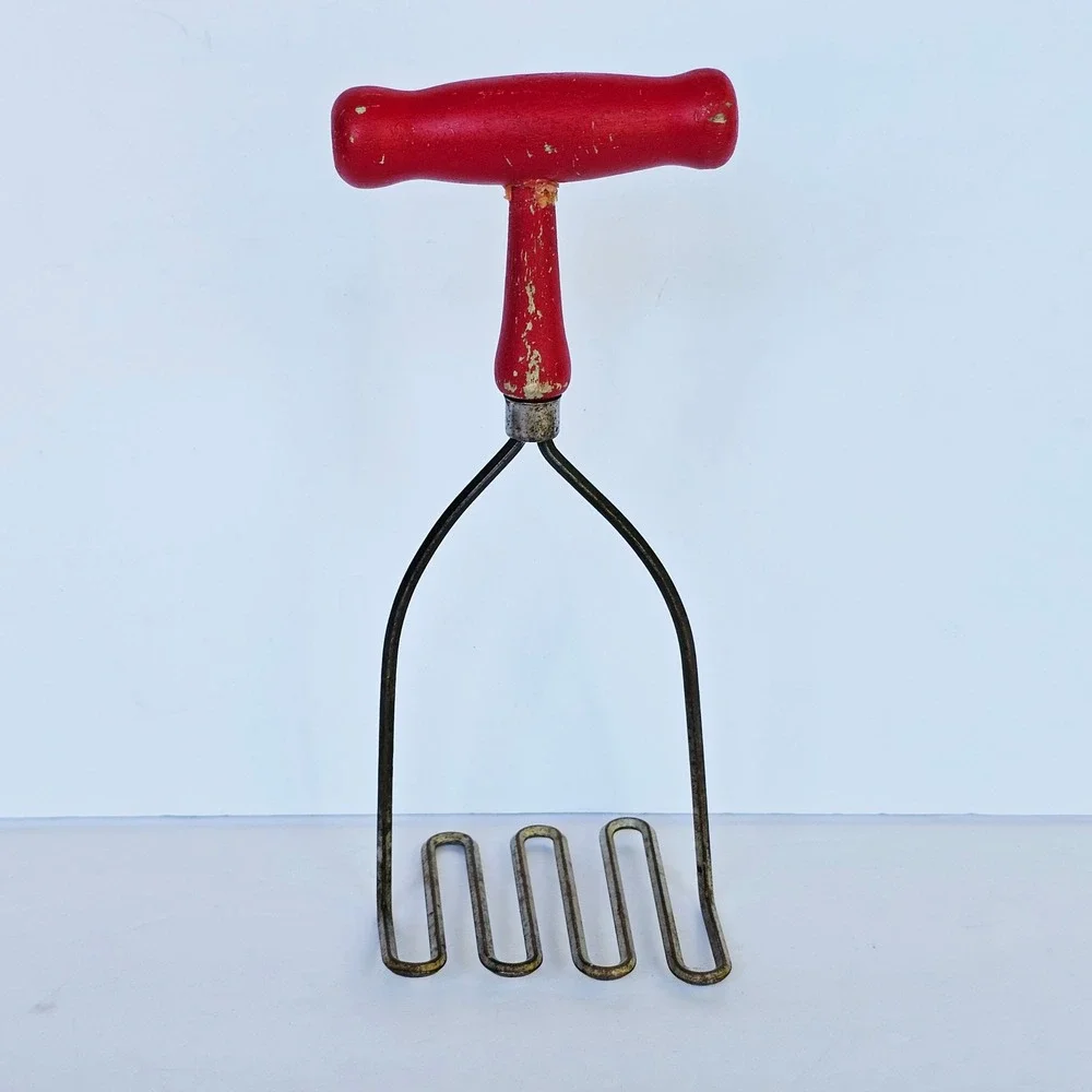 Vintage Red Wood T-Handle Potato Masher Primitive Wavy Wire Kitchen Tool 8.5